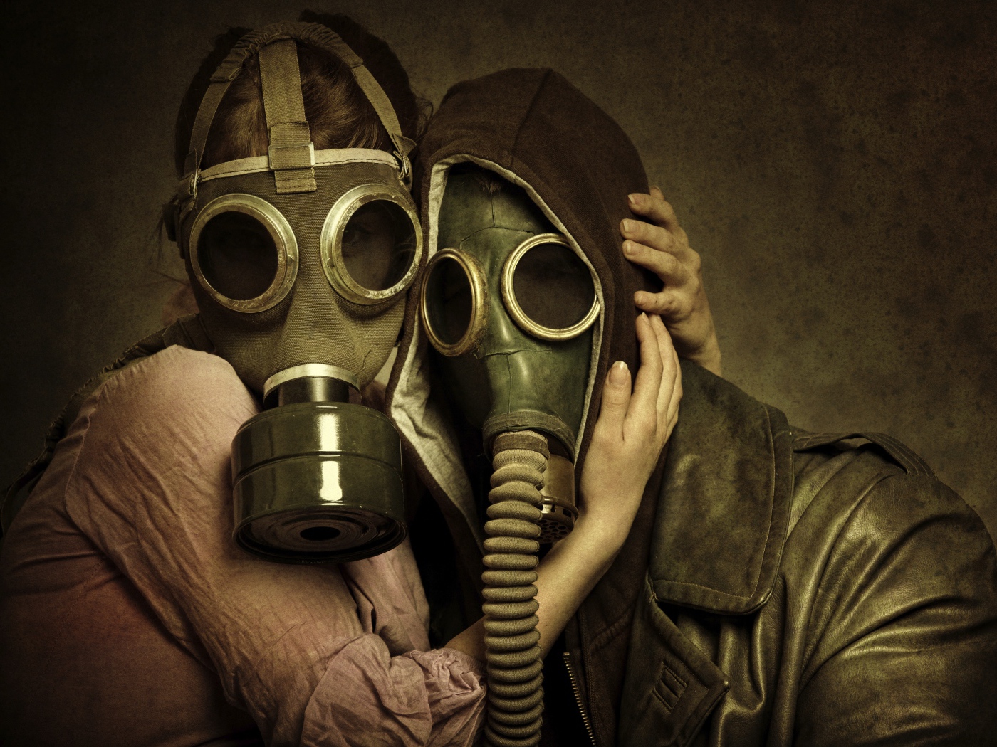 Пара в противогазах, защита от пандемии covid-19