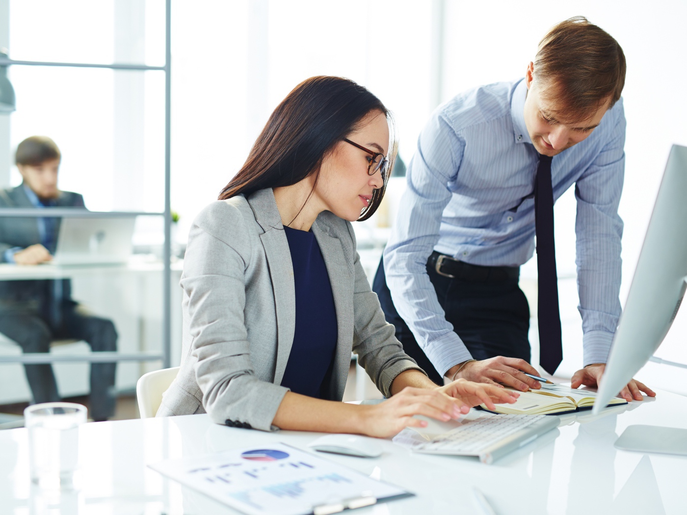 Деловая девушка и парень в офисе 