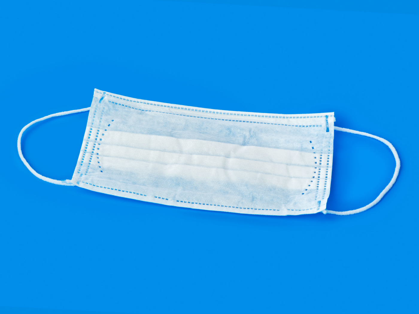 Медицинская маска на голубом фоне