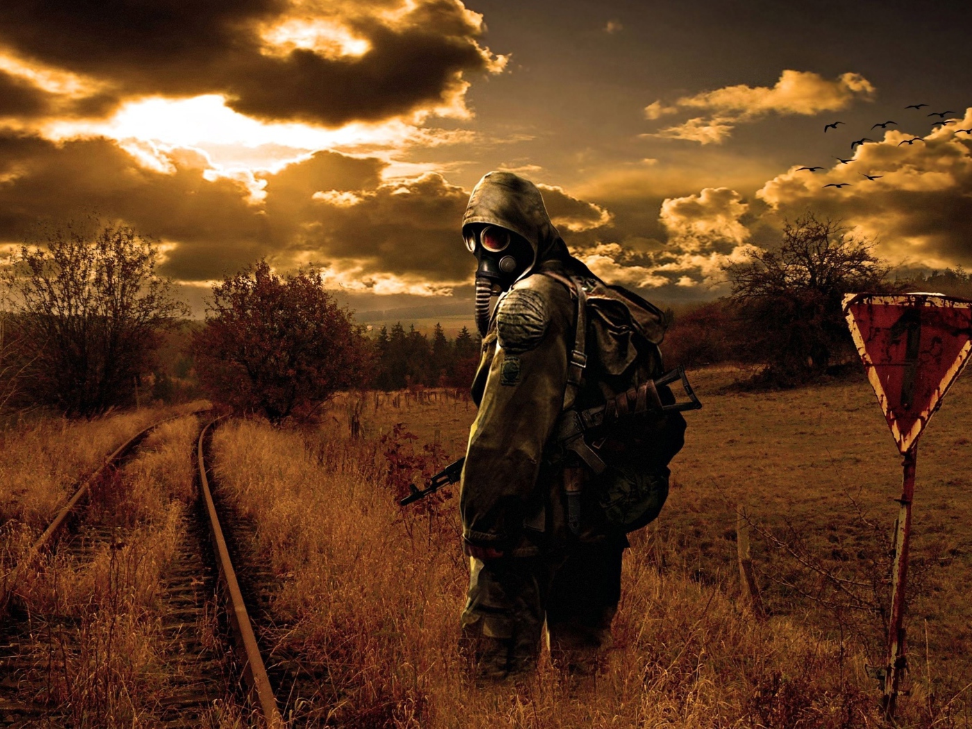 Сталкер в противогазе на рельсах, коронавирус 2020