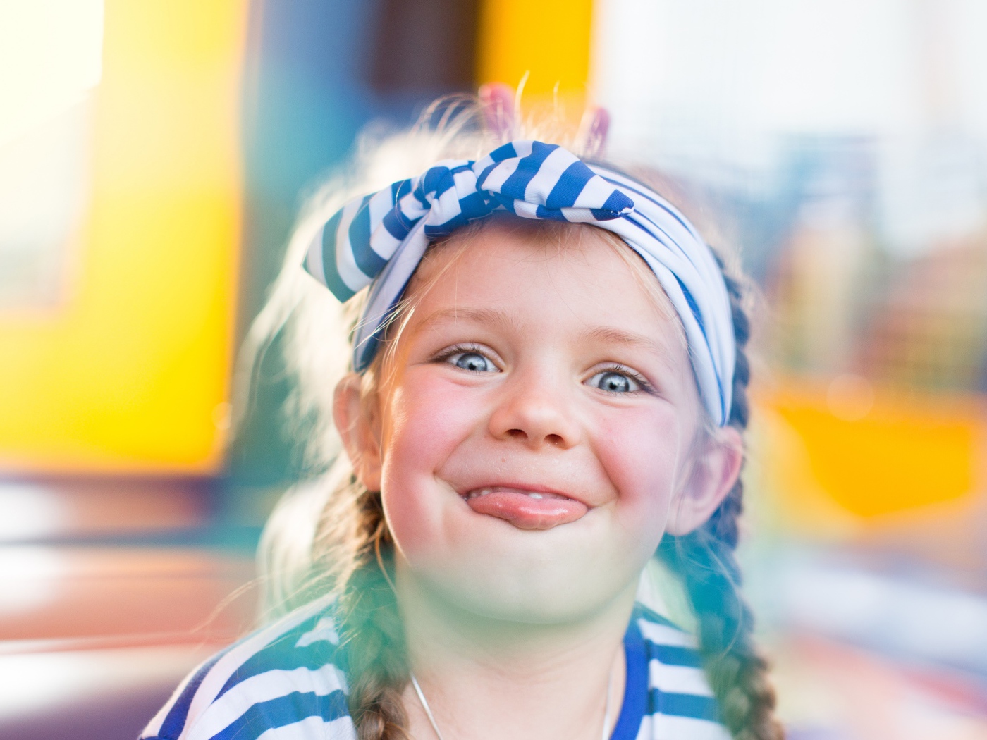 Забавная маленькая девочка с повязкой на голове