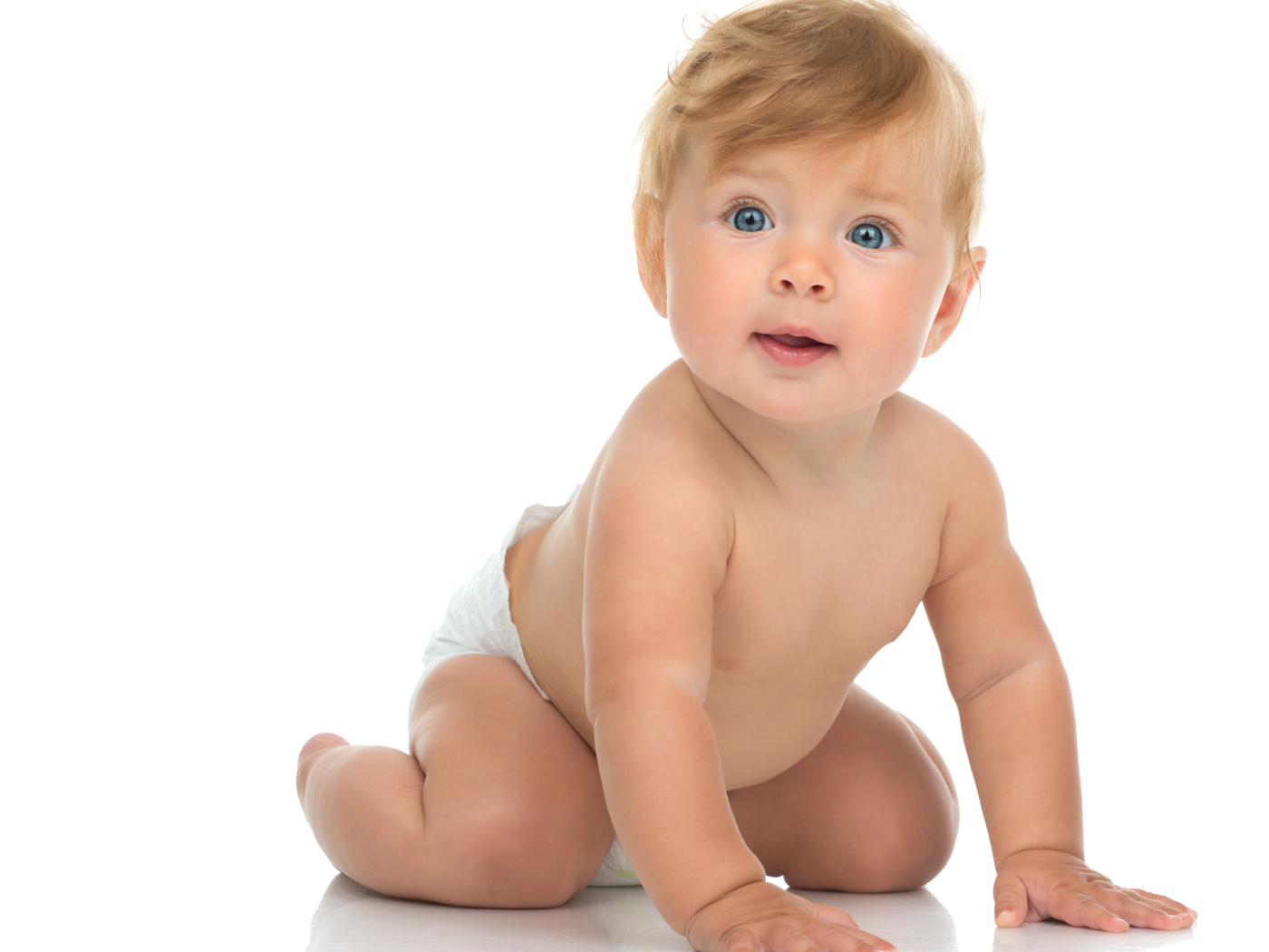 Маленький голубоглазый ребенок на белом фоне
