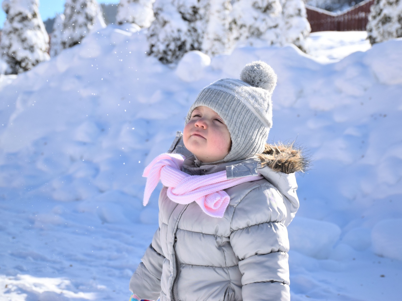 Маленькая девочка наслаждается зимой 