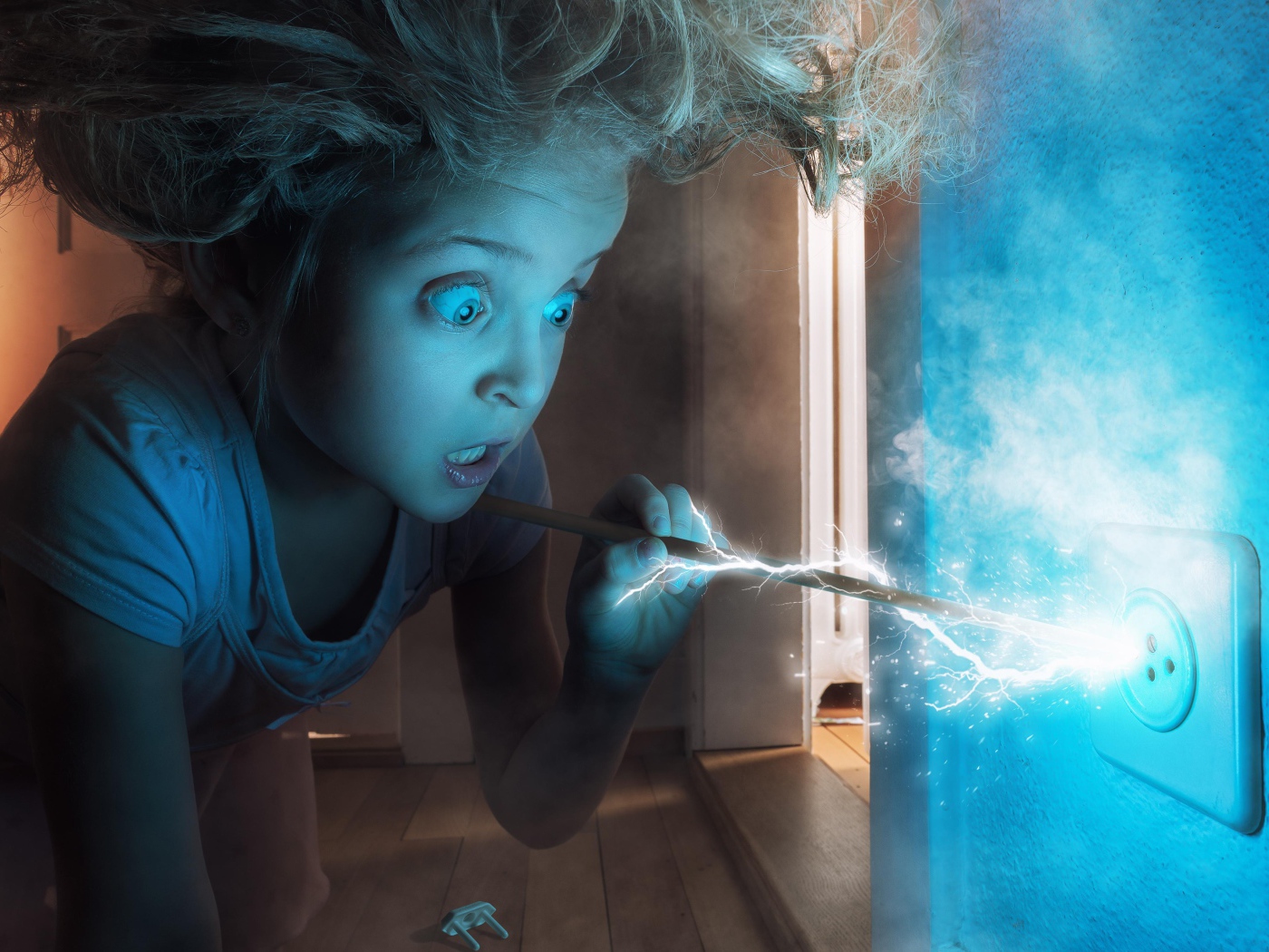 Маленькая девочка засунула палку в розетку 