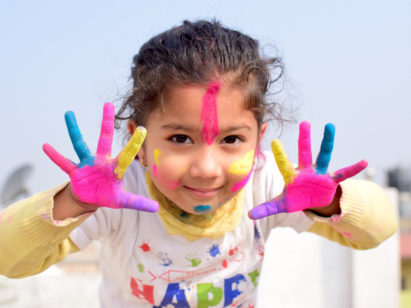 Маленькая девочка с руками в краске 