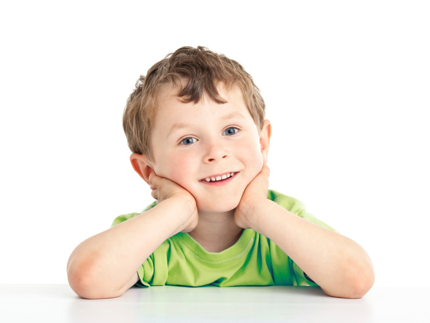Маленький улыбающийся голубоглазый мальчик на белом фоне