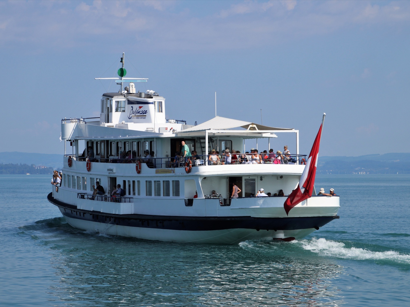 Круизный теплоход плывет по воде 