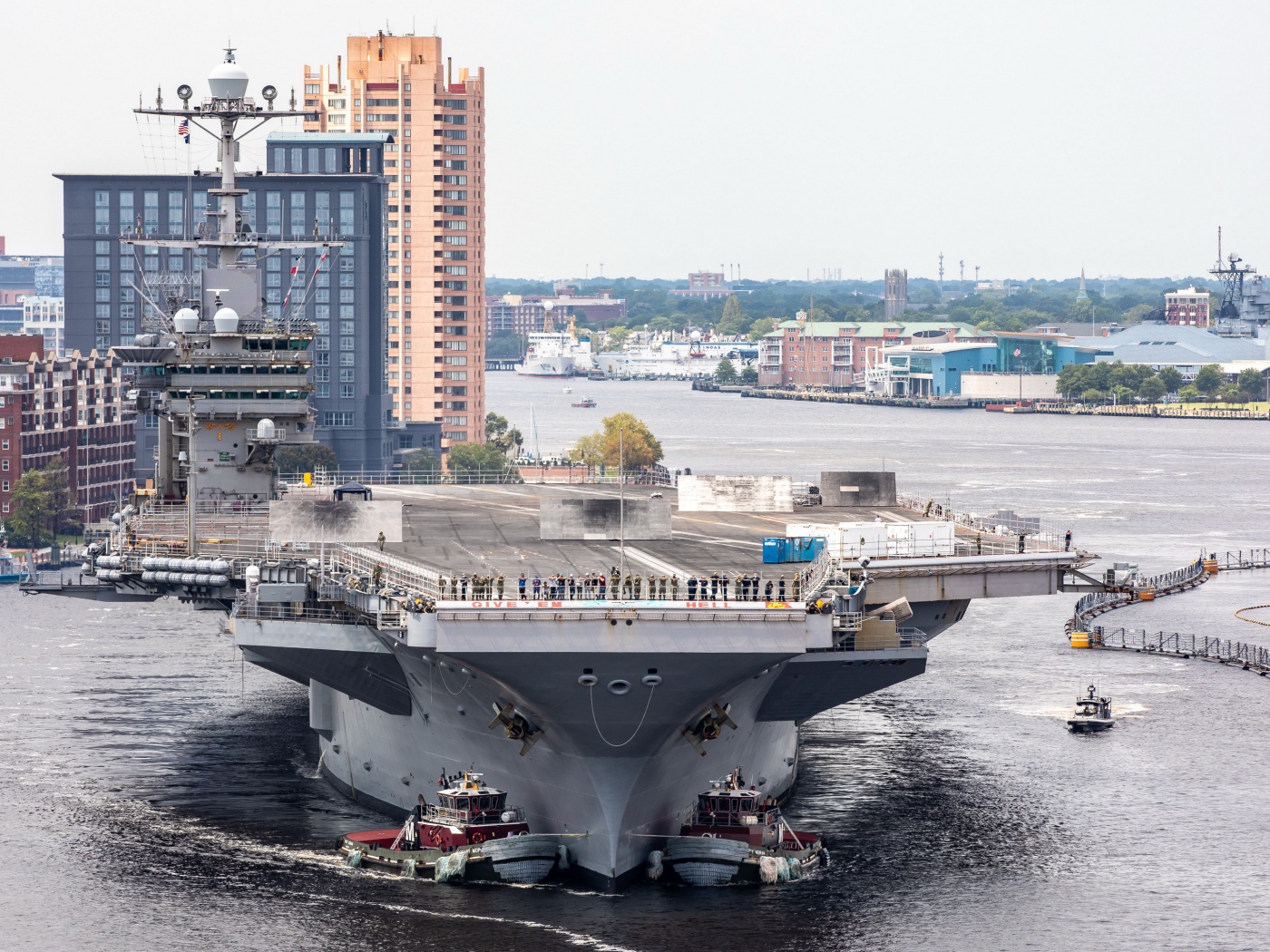 Большой авианосец в порту 