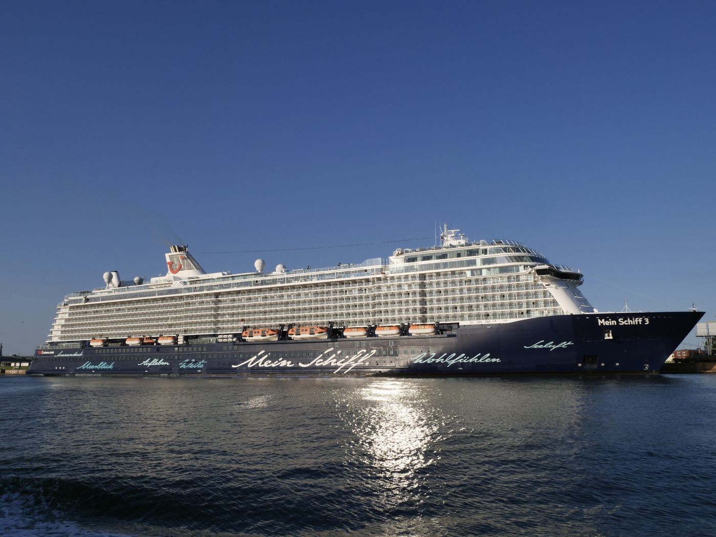 Большое круизное судно Mein Schiff  в море 