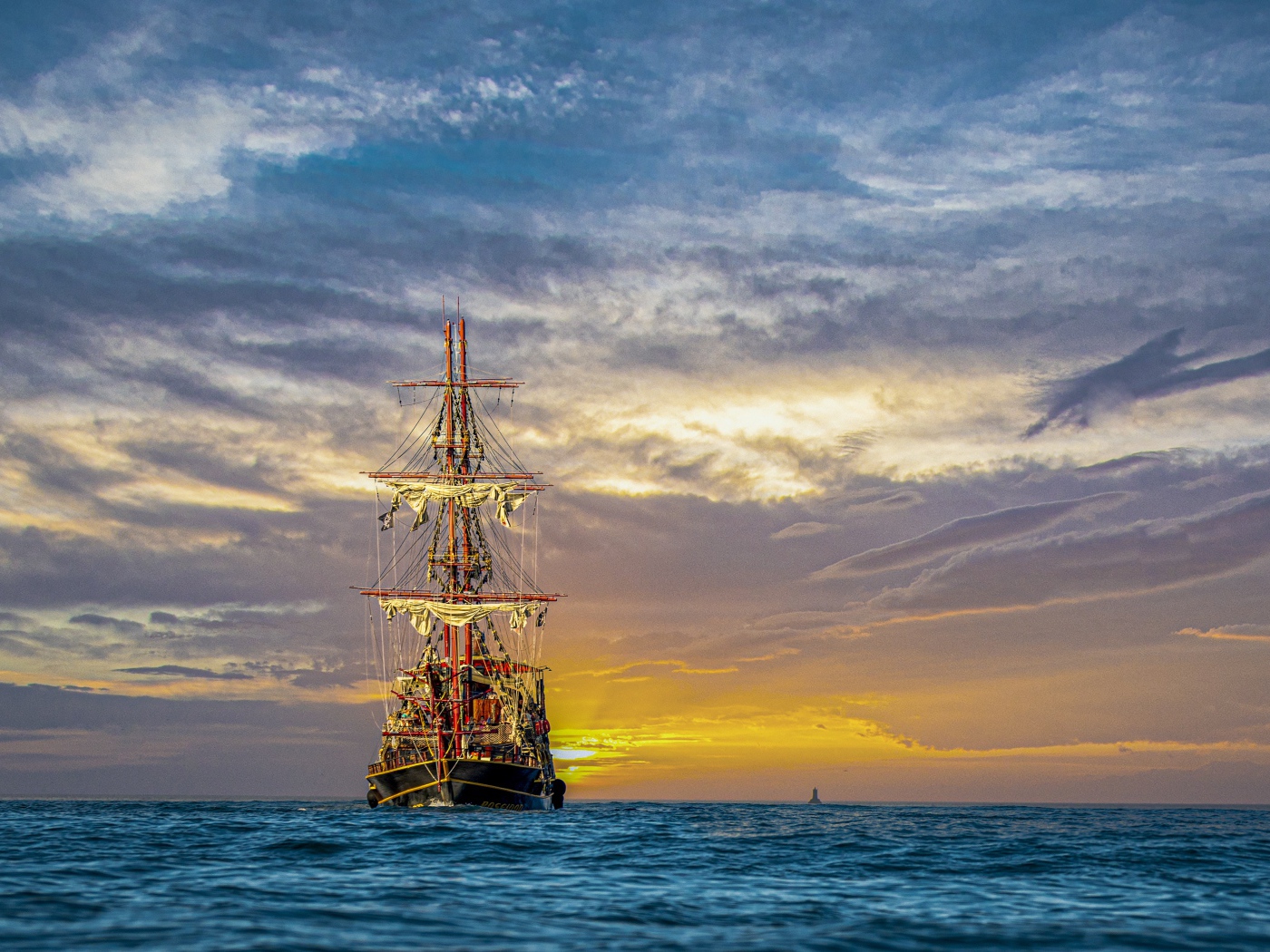 Большой пиратский корабль в море на закате 