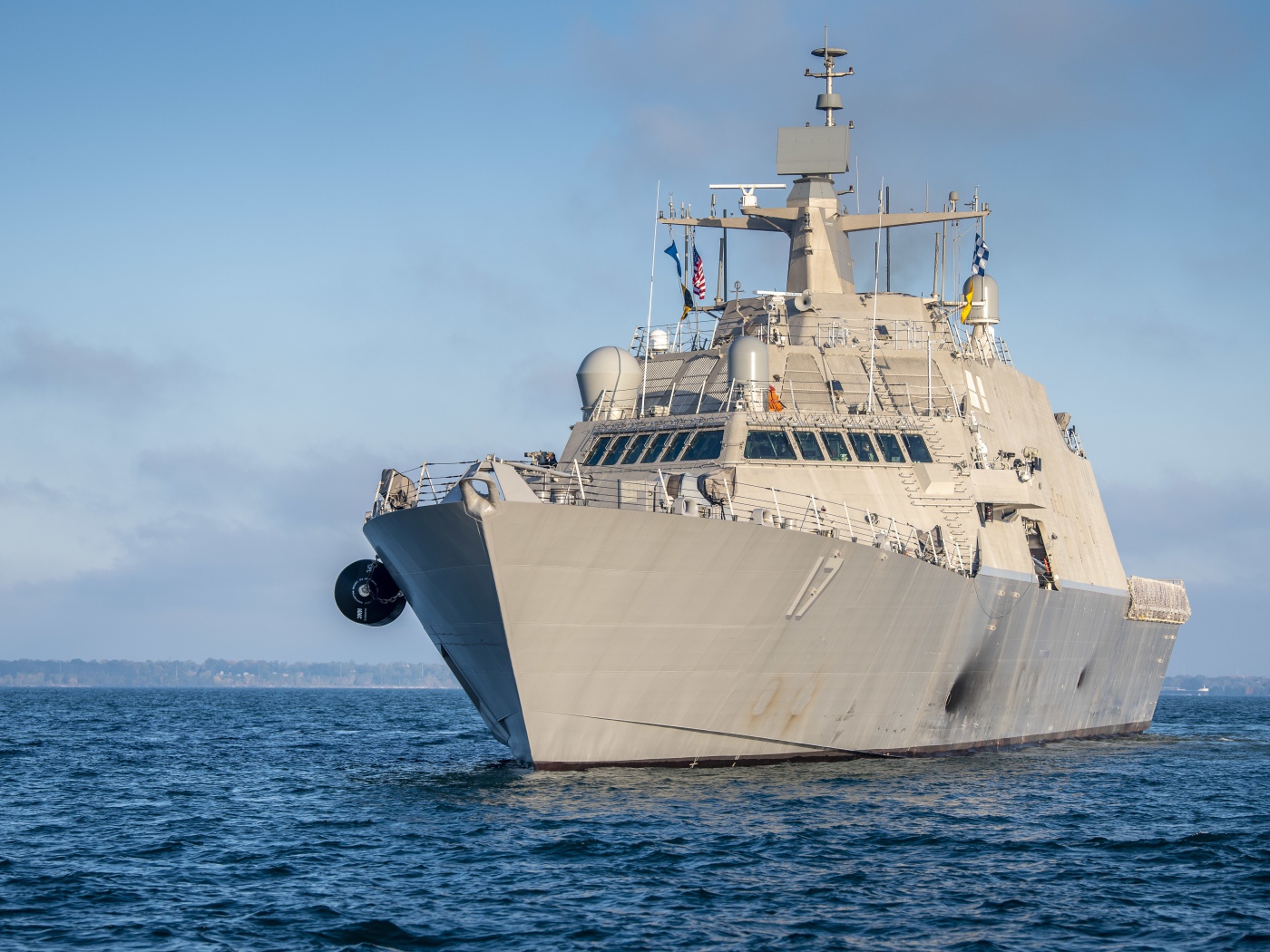 Большой военный корабль USS Indianapolis (LCS-17) в море