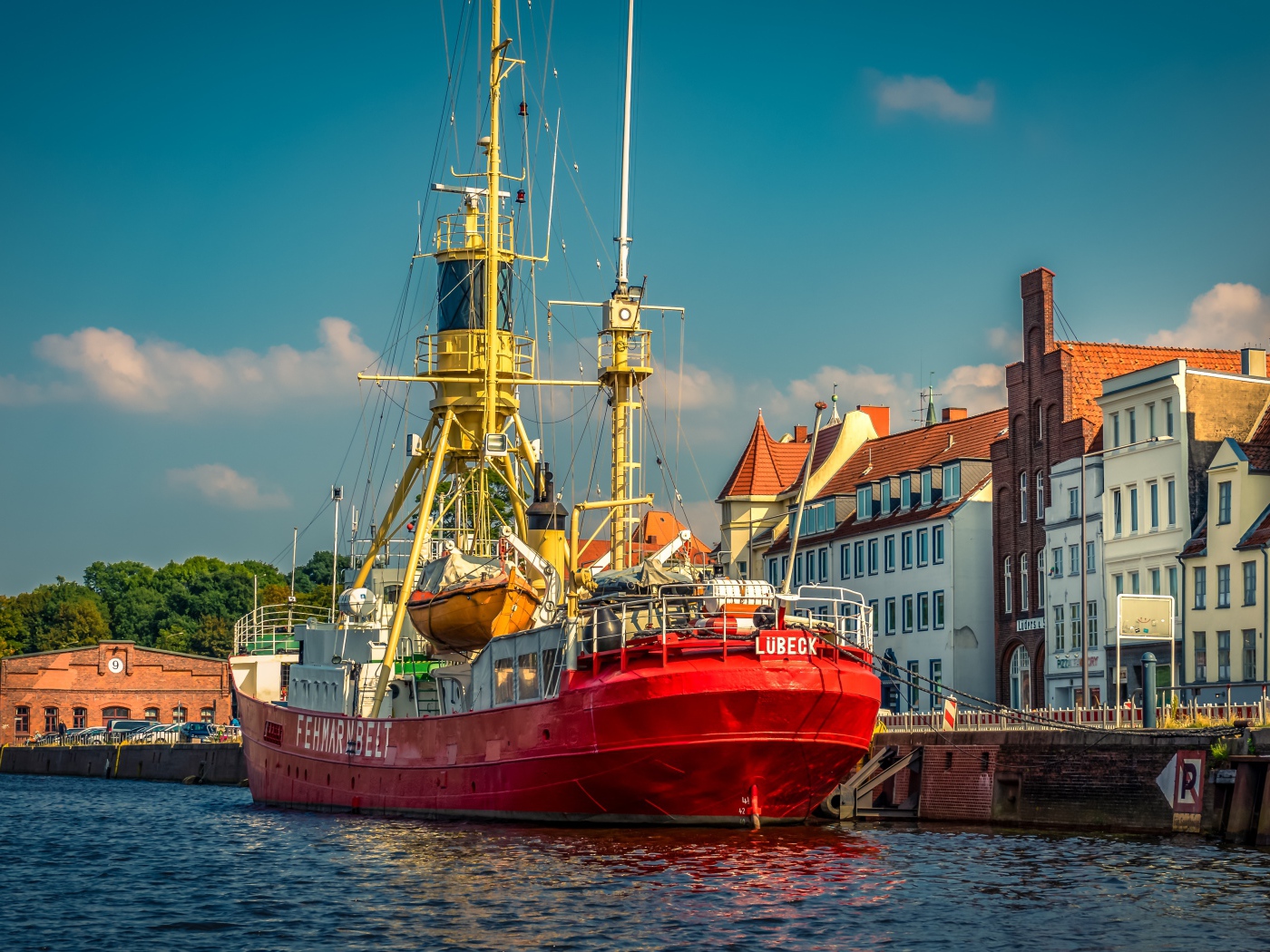 Корабль fehmarnbelt в порту города Любек 