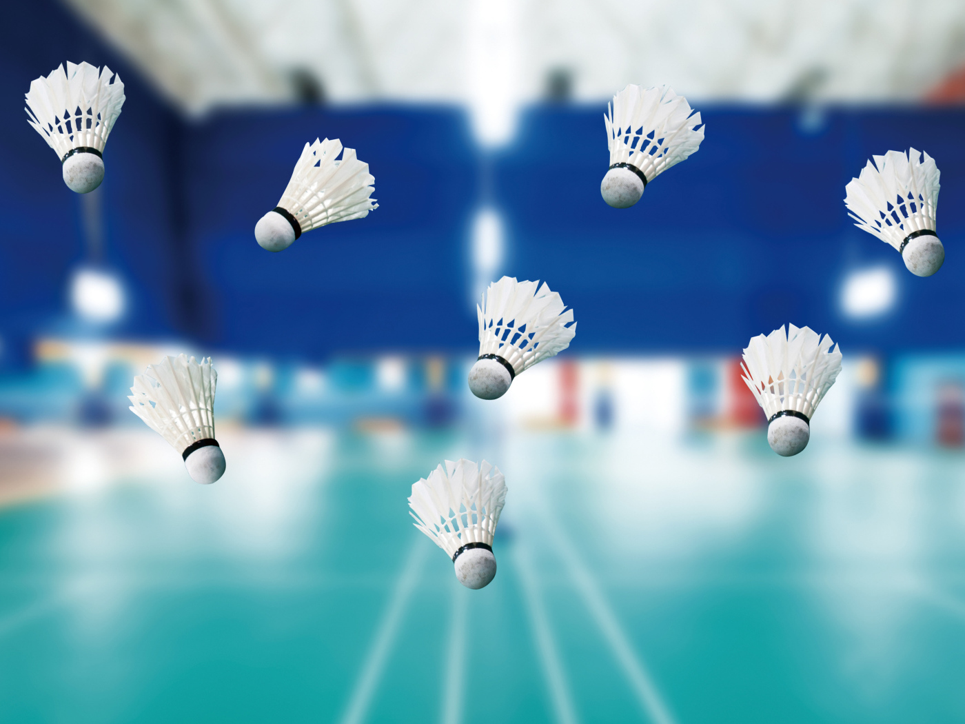 Воланчики в воздухе для игры в бадминтон