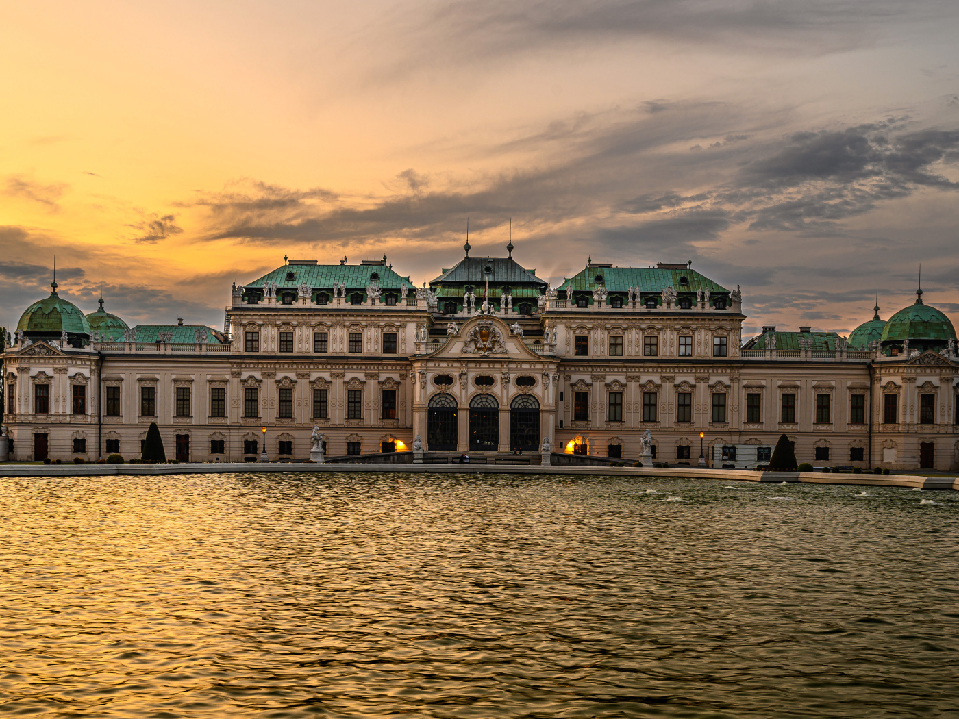 Старое здание у воды на закате, Австрия 