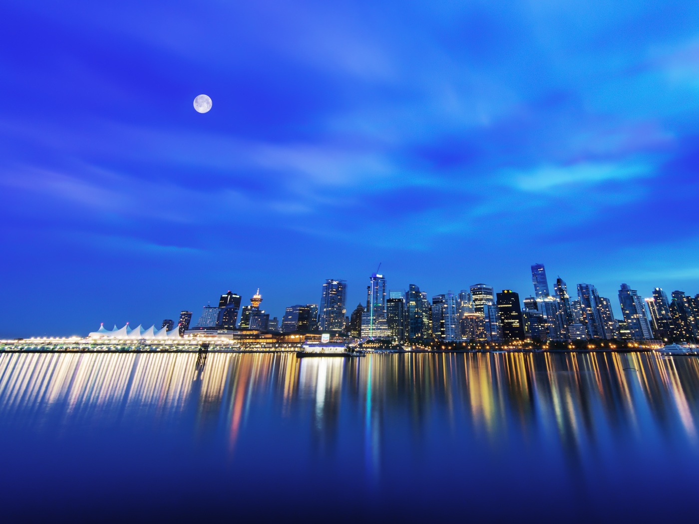 Ночной Ванкувер отражается в воде ночью, Канада