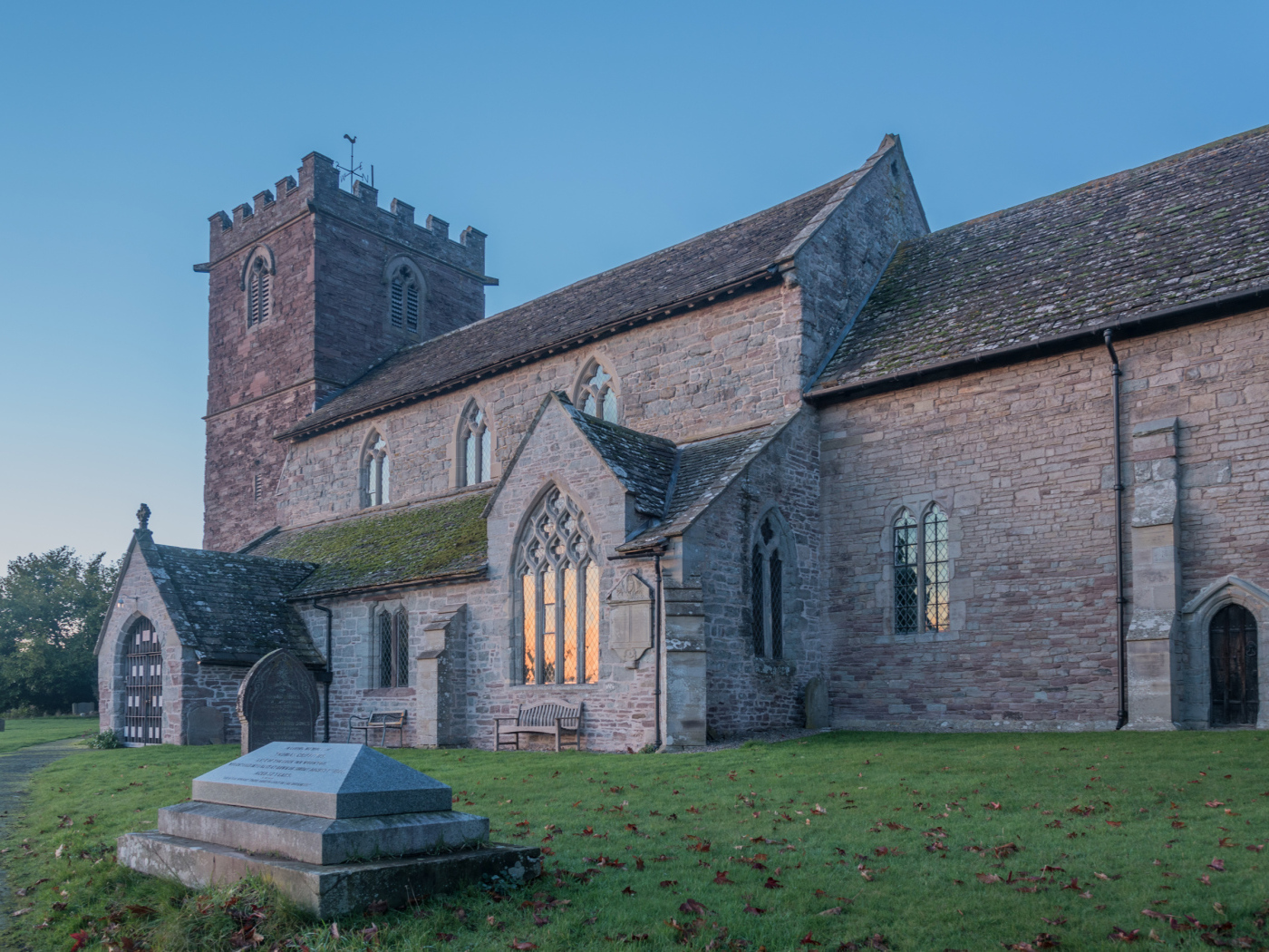 Старое каменное здание под голубым небом, Англия 