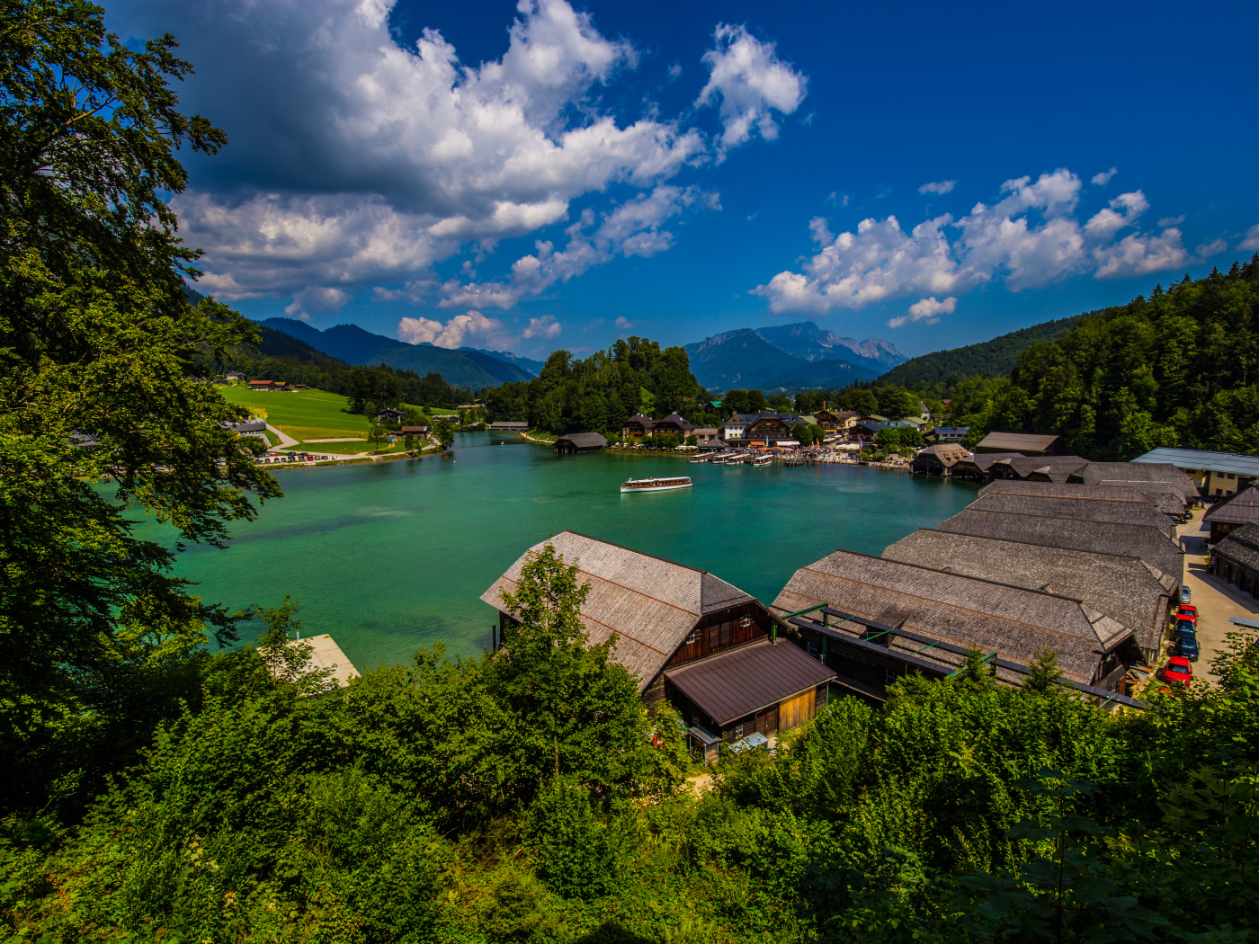 Дома на берегу озера под голубым небом, Германия