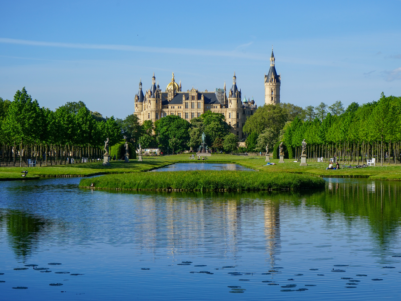 Вид на красивый Шверинский замок у пруда, Германия 