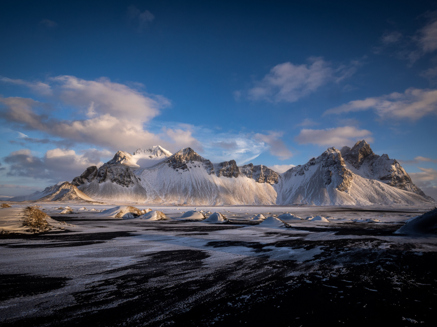 Заледеневшее озеро у заснеженных гор, Исландия