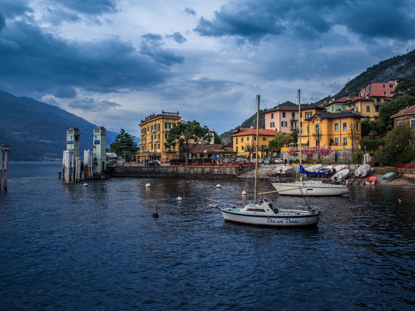 Вид на коммуну Варенна у моря, Италия