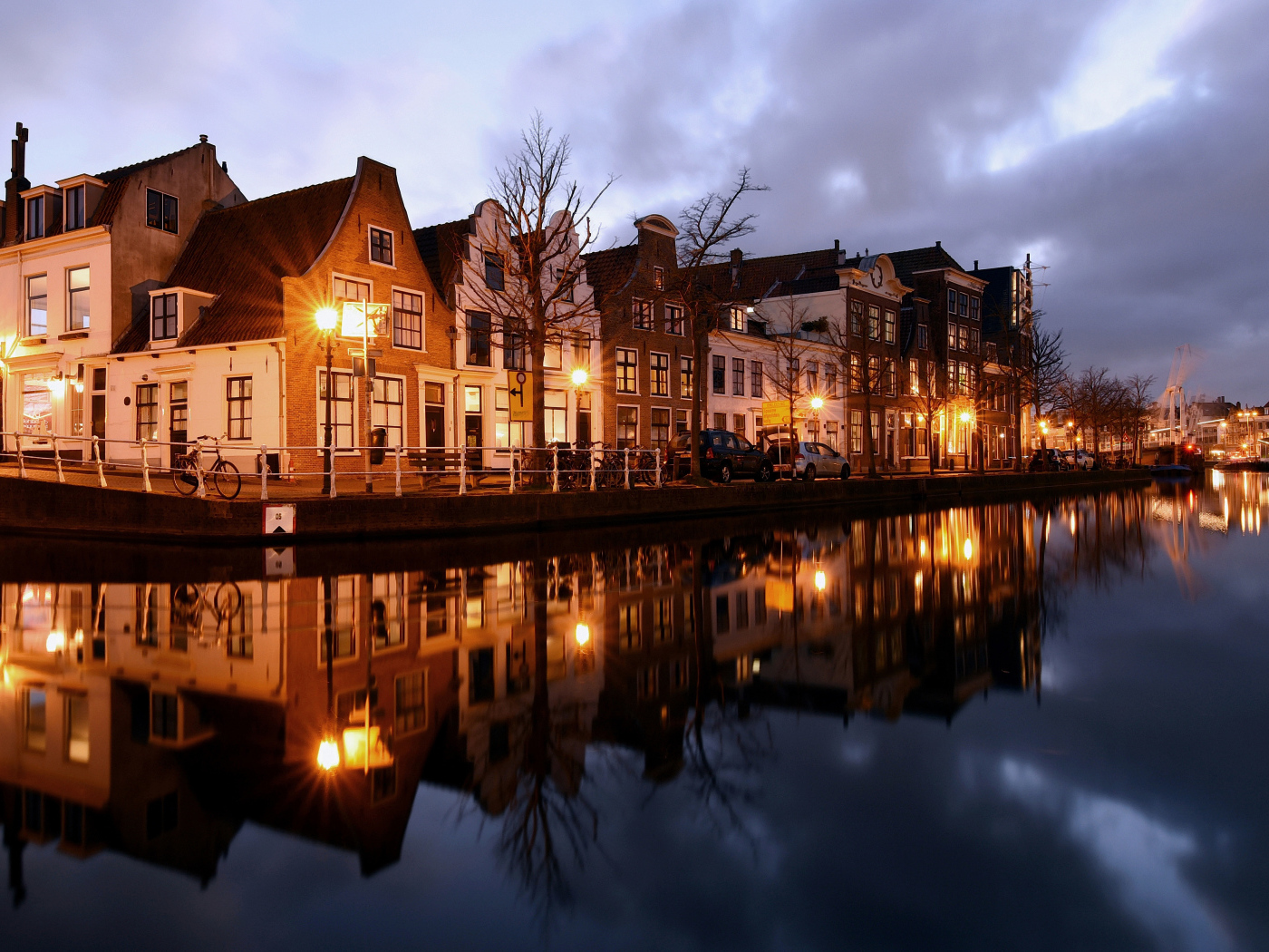 Дома на берегу канала вечером, Нидерланды 