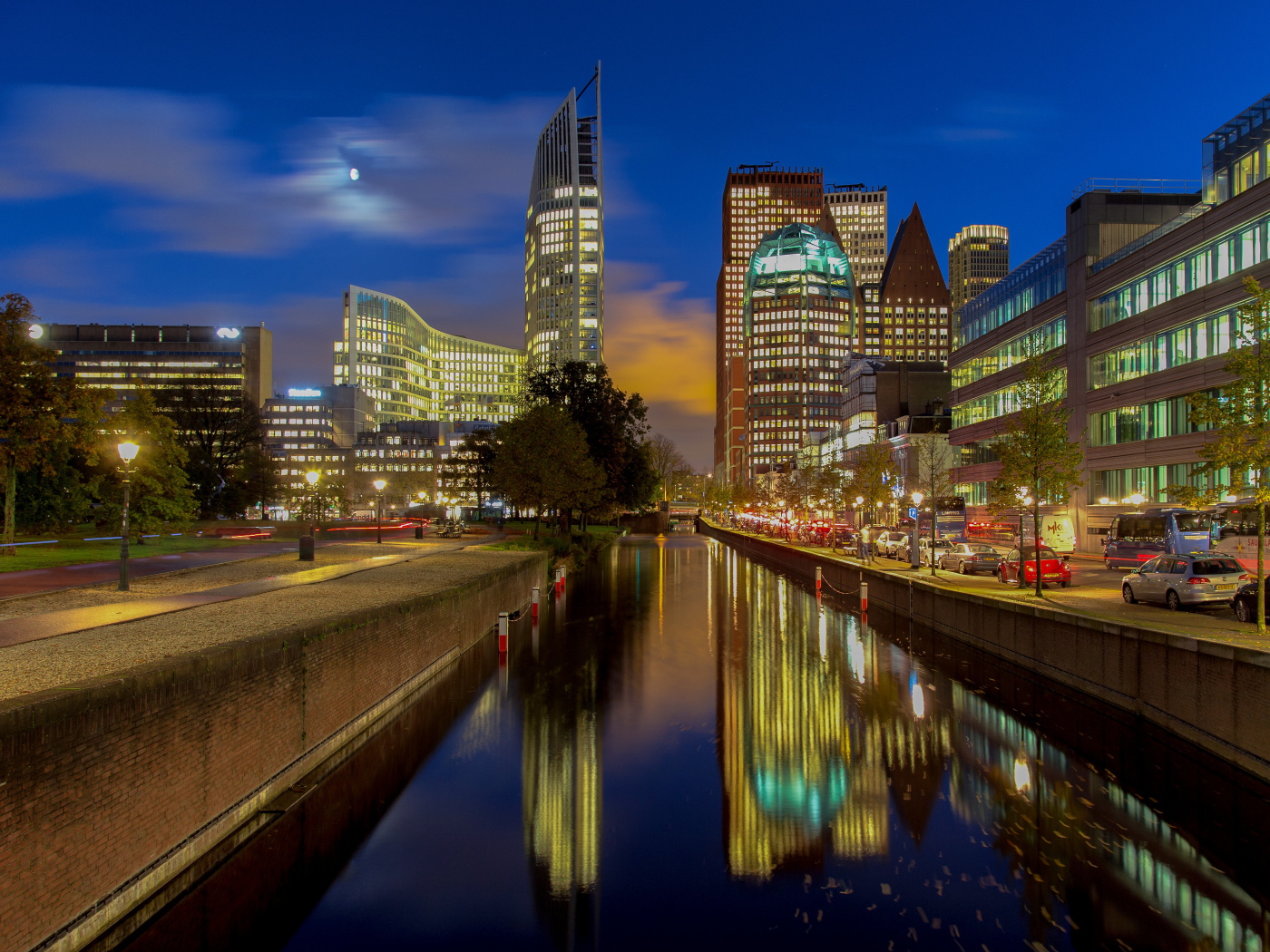 Ночные небоскребы отражаются в воде канала, Нидерланды 