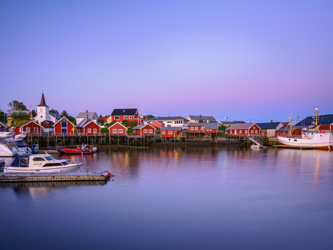 Красные дома на сваях на берегу залива, Норвегия 