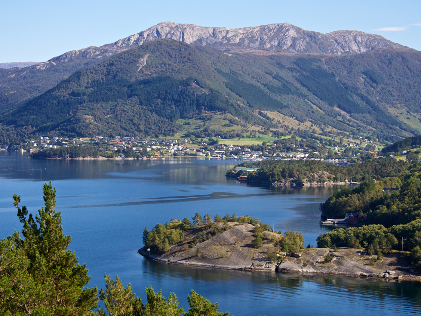Вид на величественные горы и фьорд, Норвегия