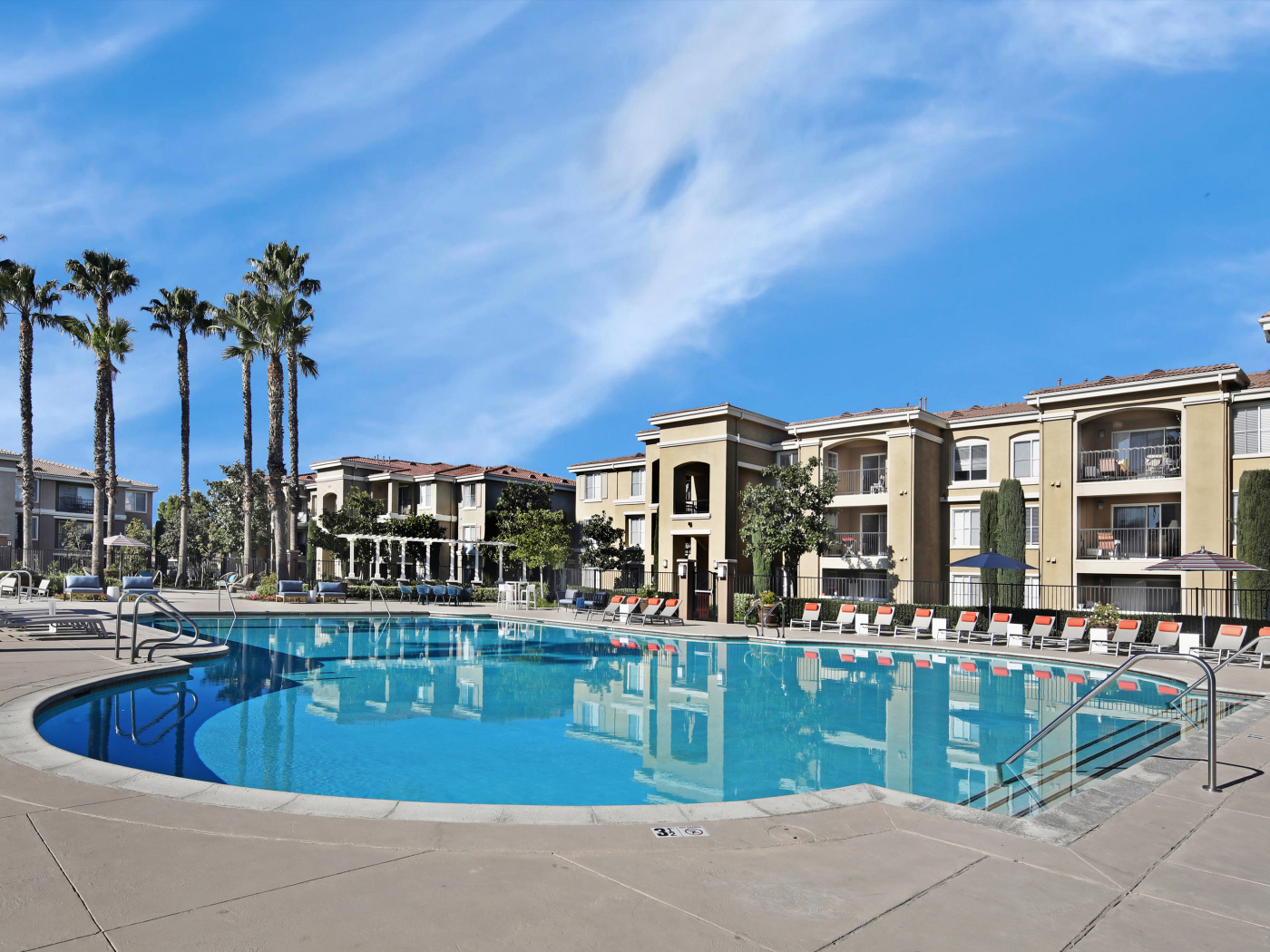 Большой бассейн в курортном отеле, США