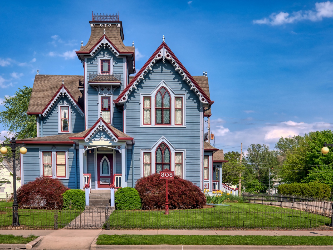 Большой двухэтажный дом на улице, США