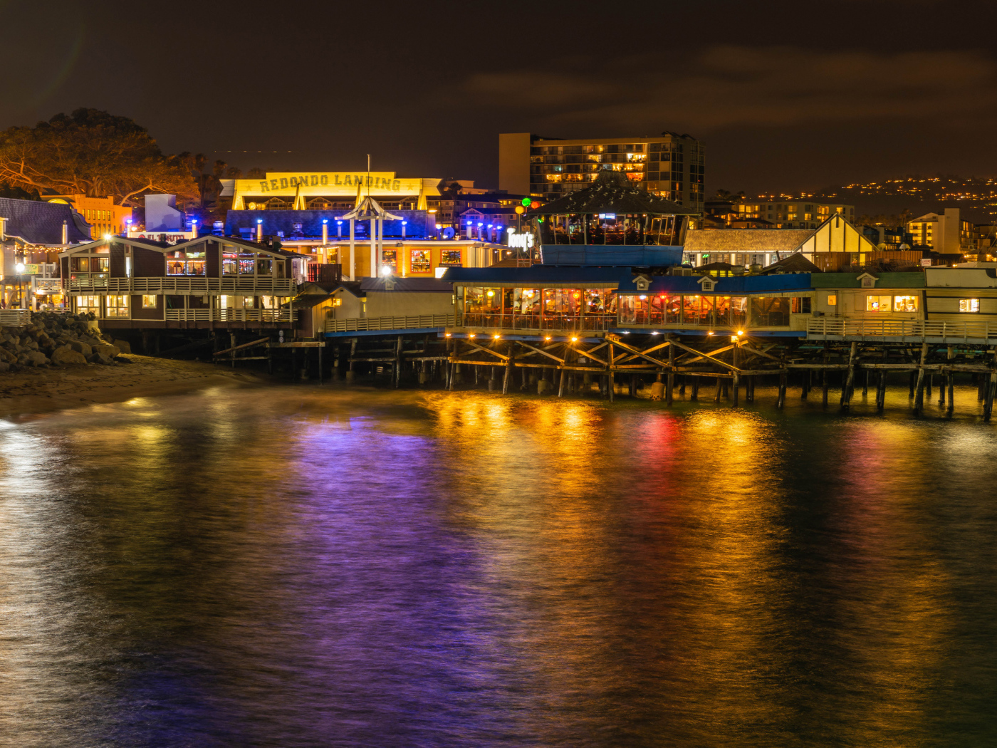 Магазины на побережье у моря, Калифорния. США