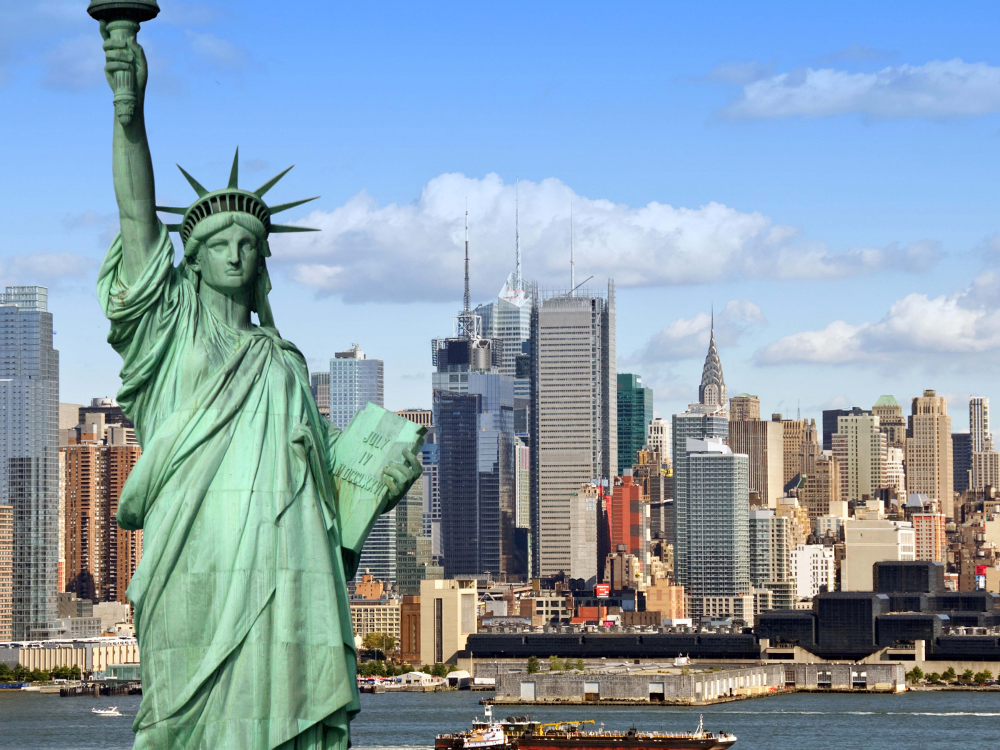 Статуя свободы на фоне небоскребов, США
