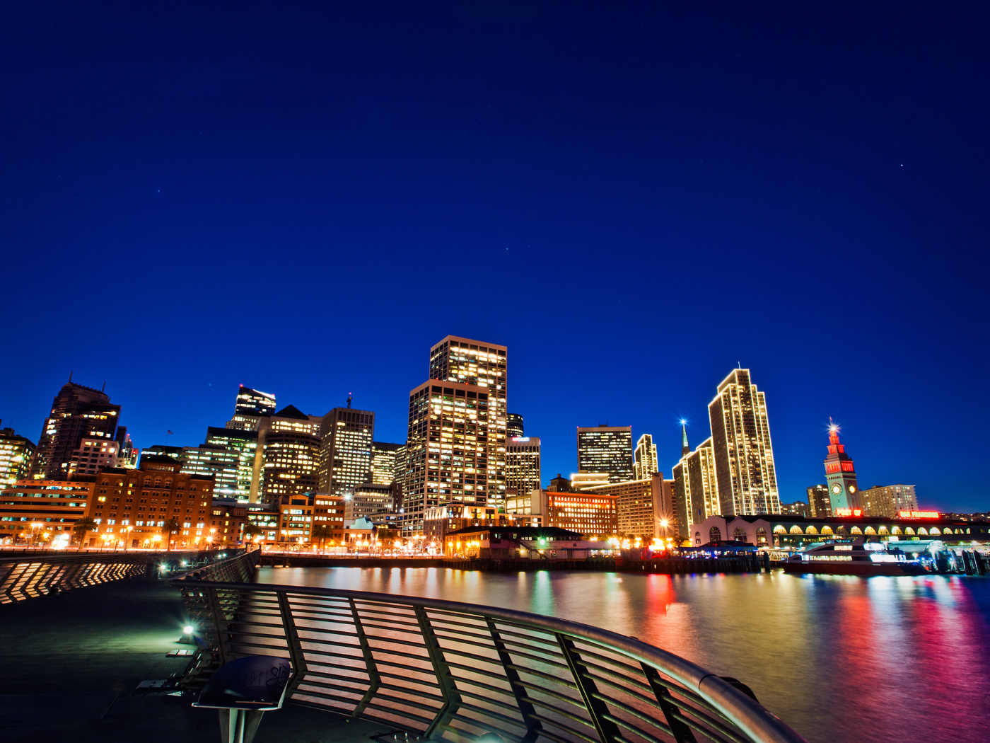 Красивый ночной город Сан-Франциско у воды