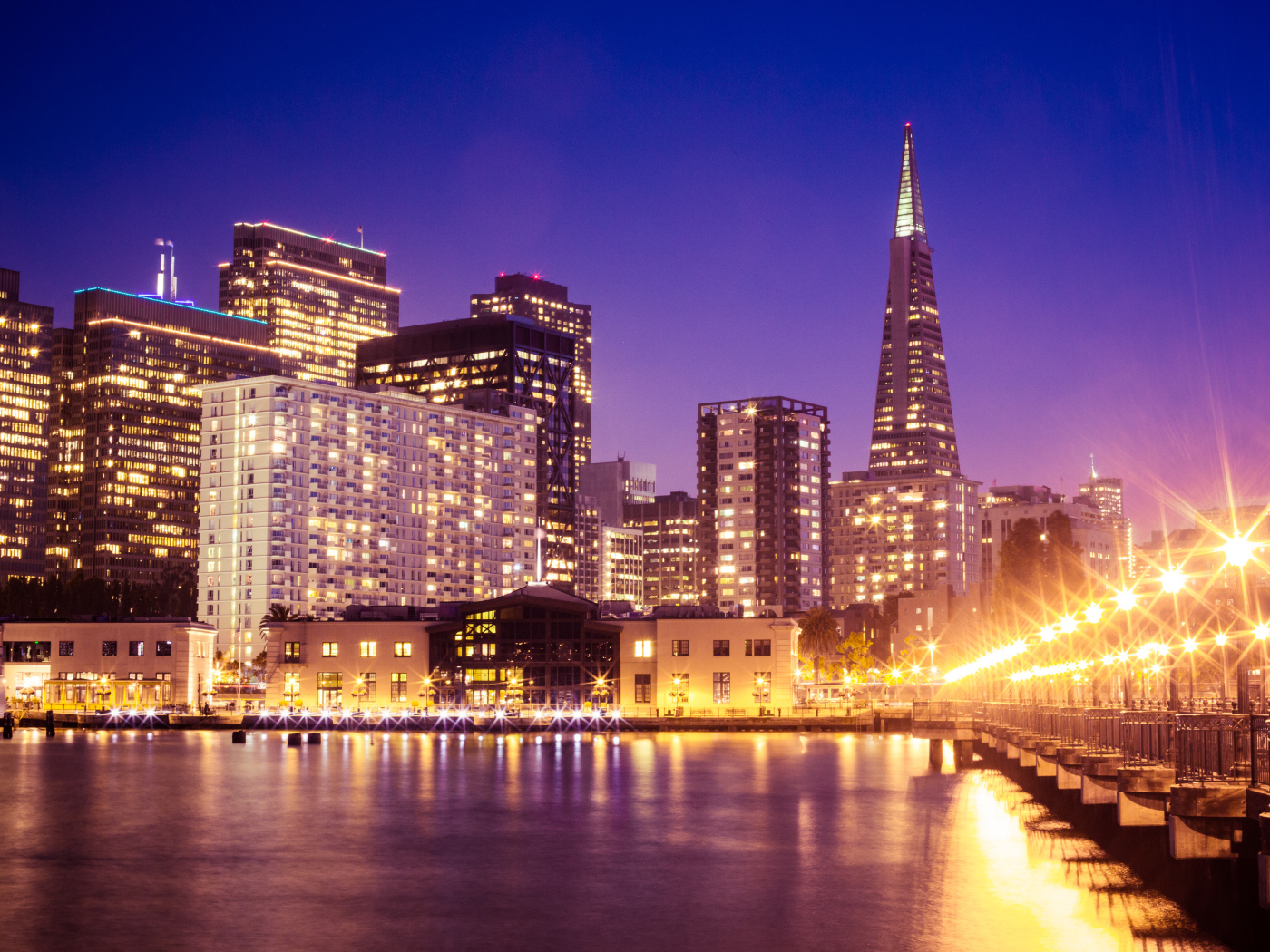 Вид на ночные небоскребы Сан Франциско, США