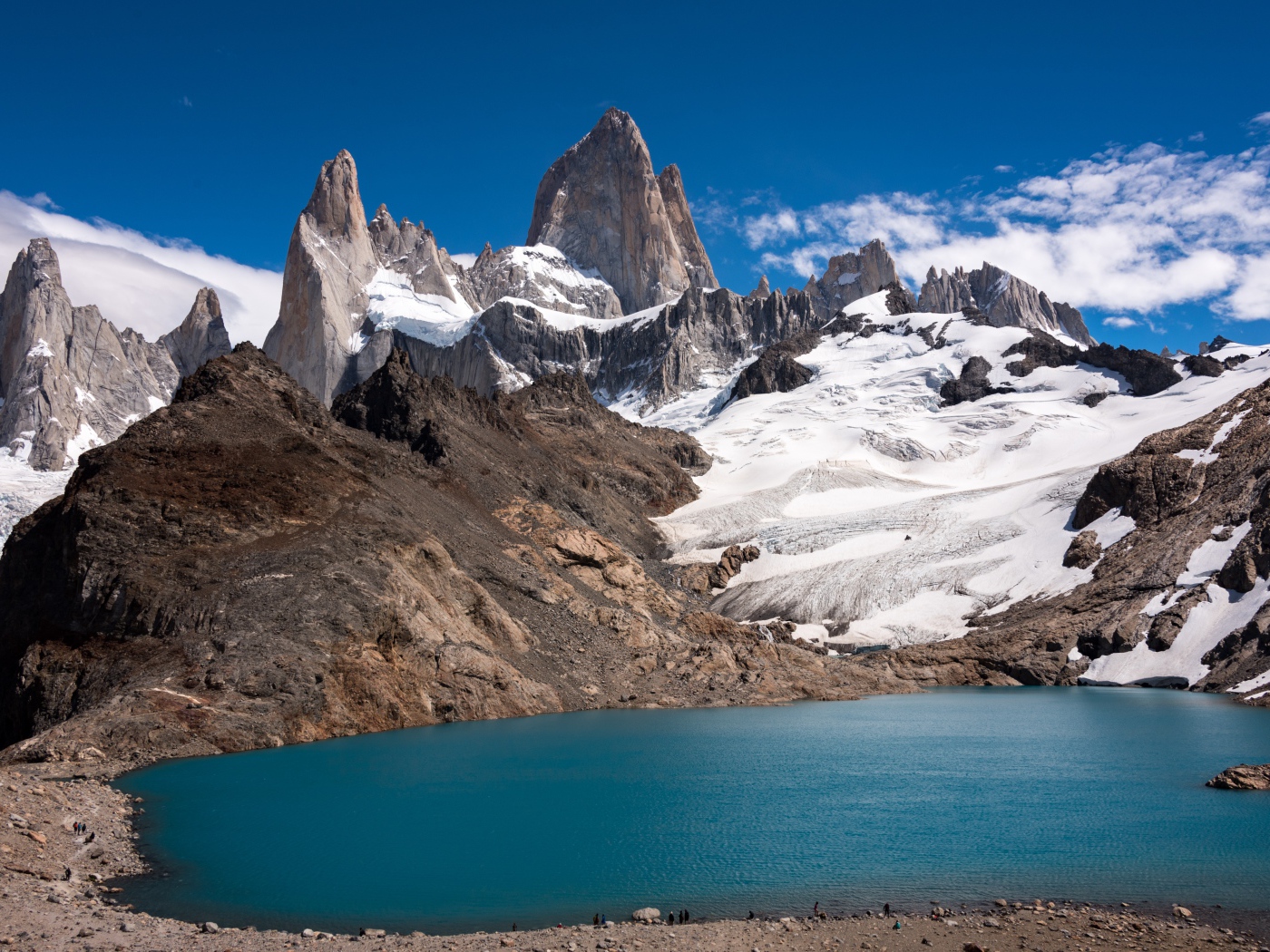Красивый вид на горы и озеро в Национальном парке Фицрой, Чили