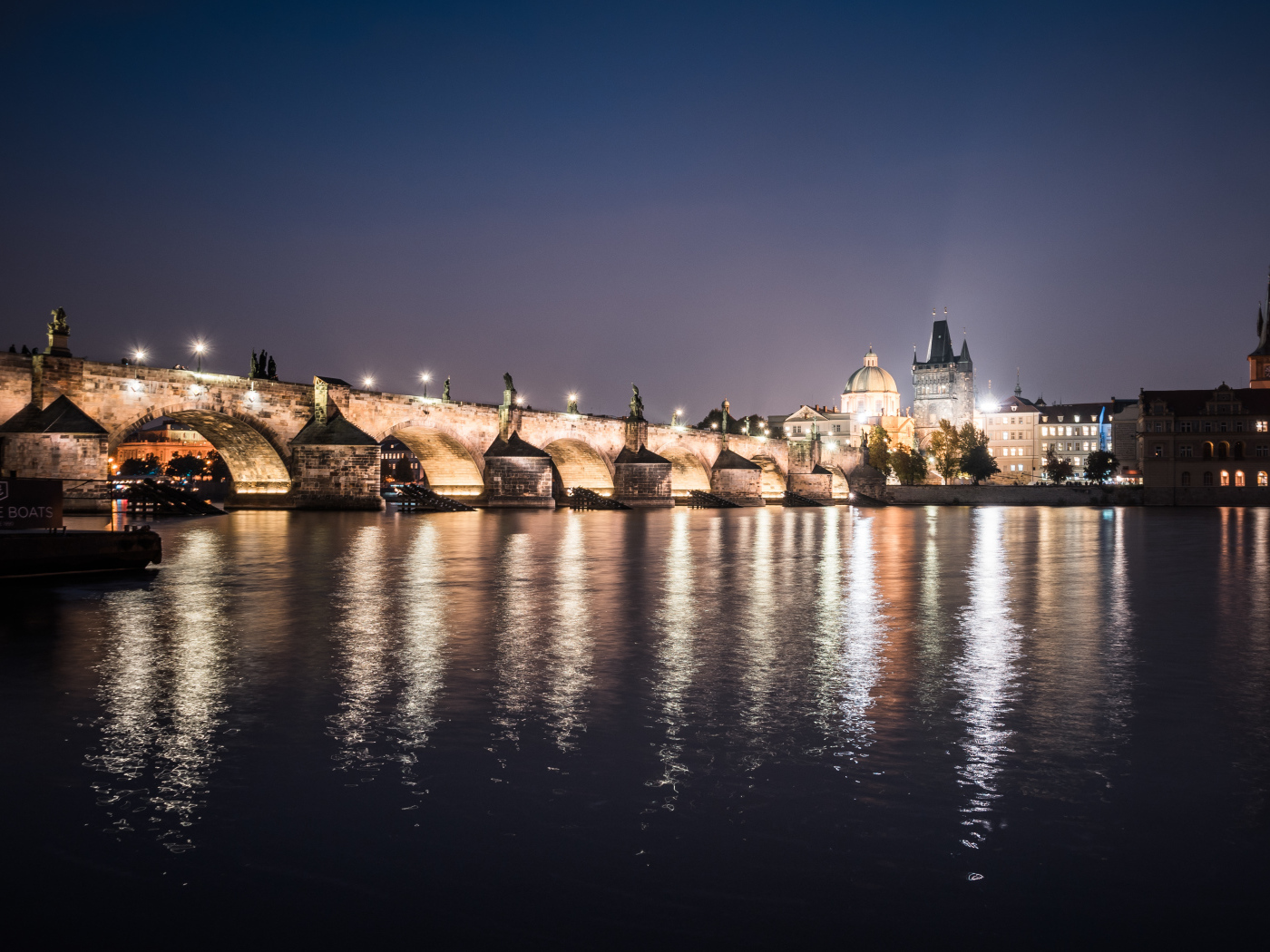 Карлов мост отражается в воде ночью,  Прага Чехия