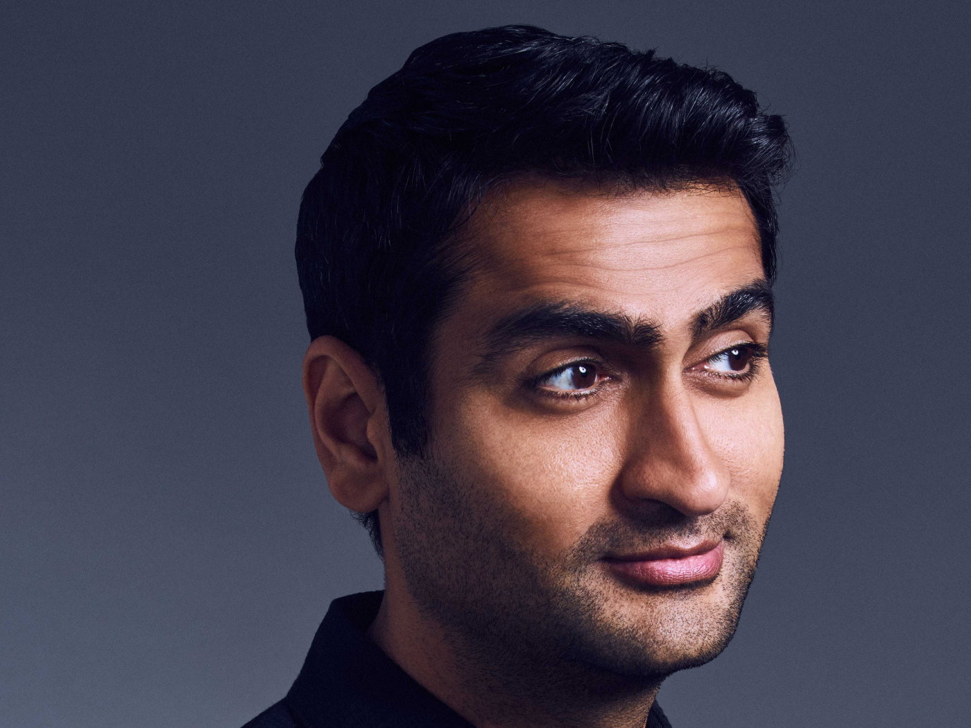 Актер Кумэйл Нанджиани на сером фоне