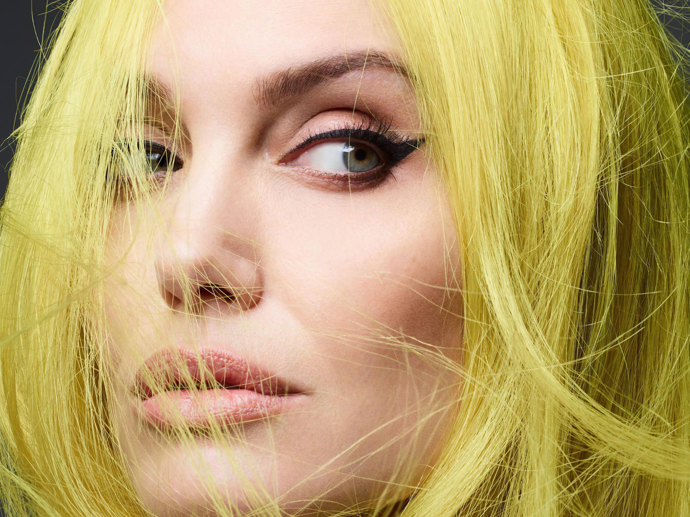 Актриса Анджелина Джоли с белыми волосами 