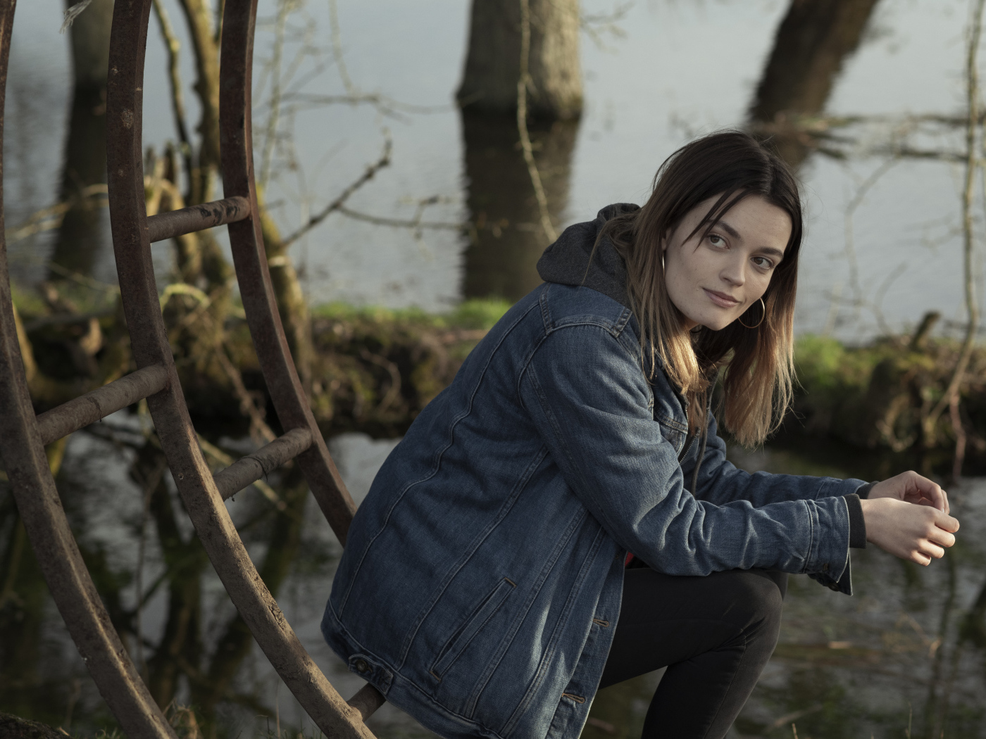 Актриса Эмма Маккей в джинсовой куртке 