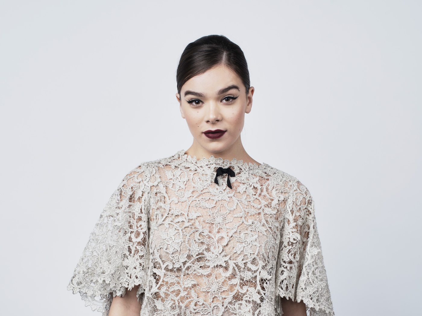 Актриса Хейли Стейнфилд в белом кружевном платье 