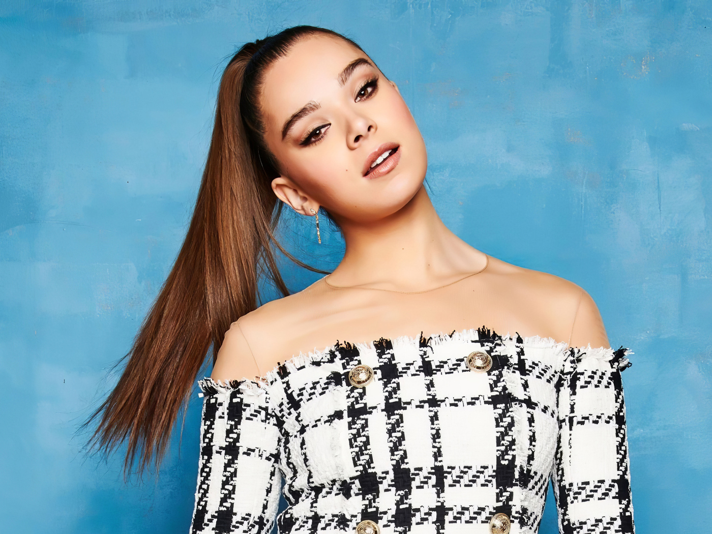 Актриса Хейли Стейнфилд на голубом фоне