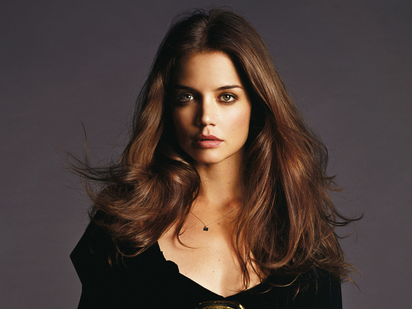 Актриса Кэти Холмс на сером фоне