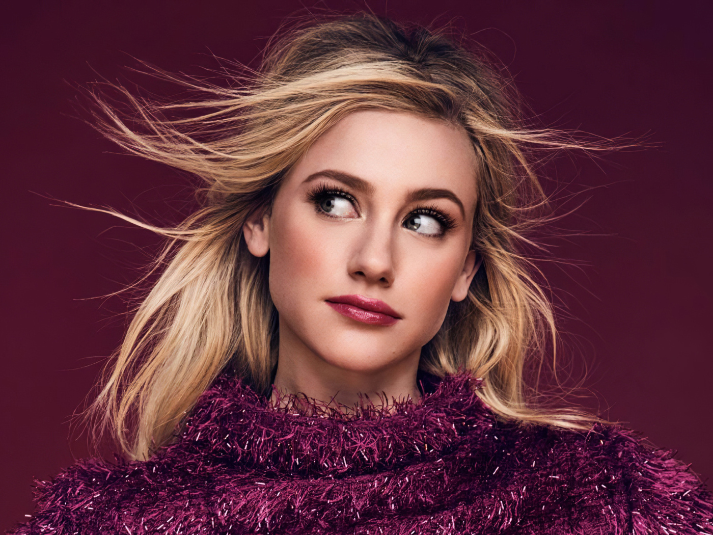 Актриса Лили Рейнхарт на розовом фоне