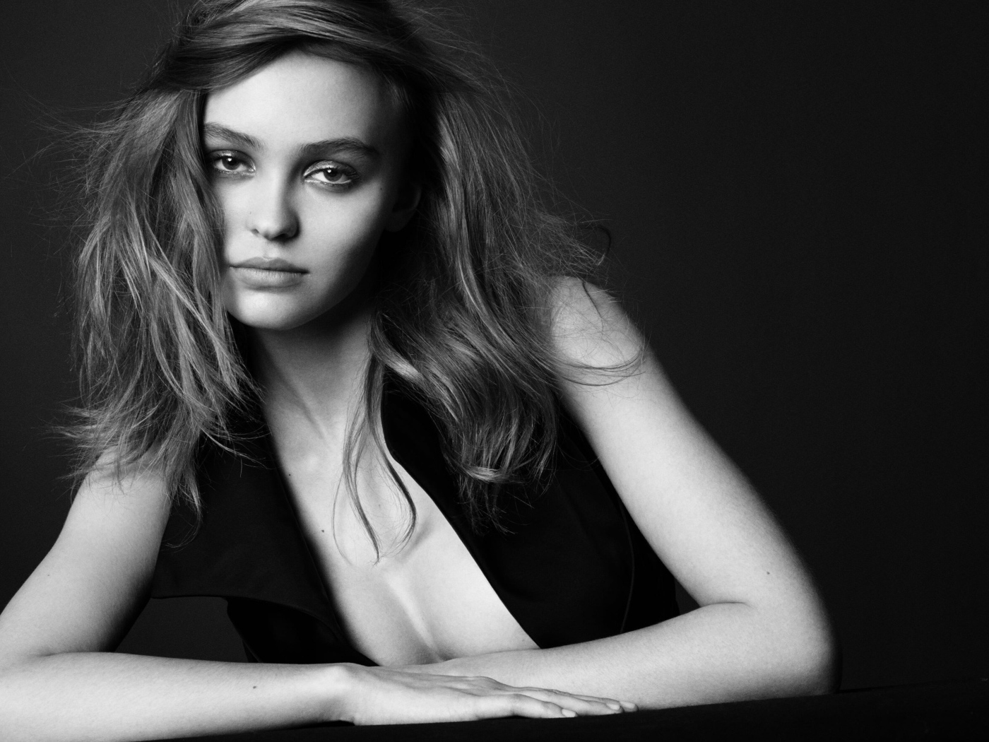 Актриса Лили-Роуз Мелоди Депп черно-белое фото