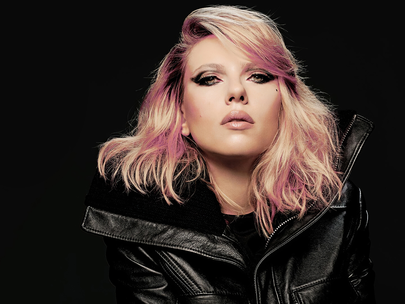 Актриса Скарлетт Йоханссон с черной кожаной куртке 