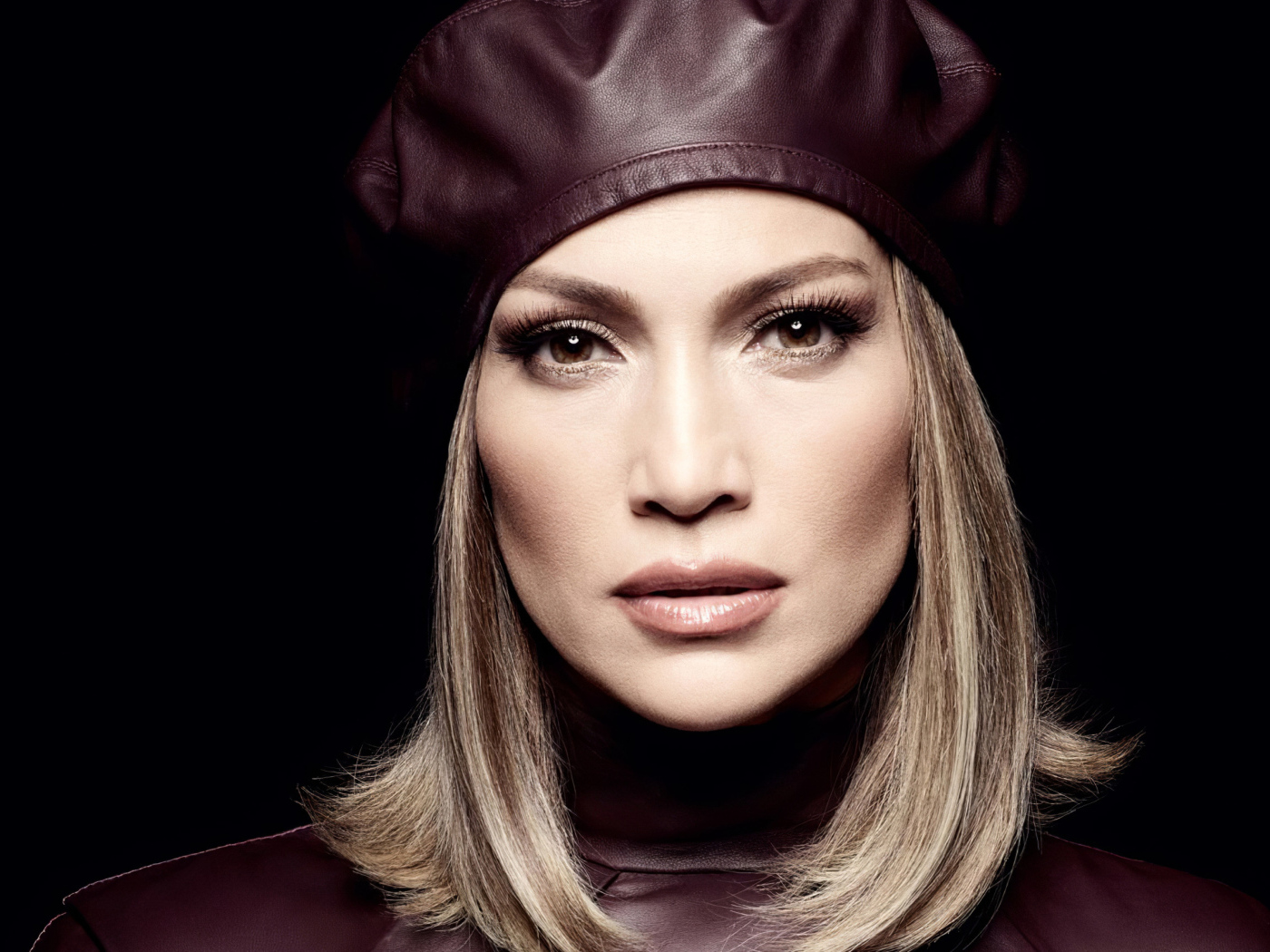 Актриса и певица Дженнифер Лопес лицо крупным планом на черном фоне