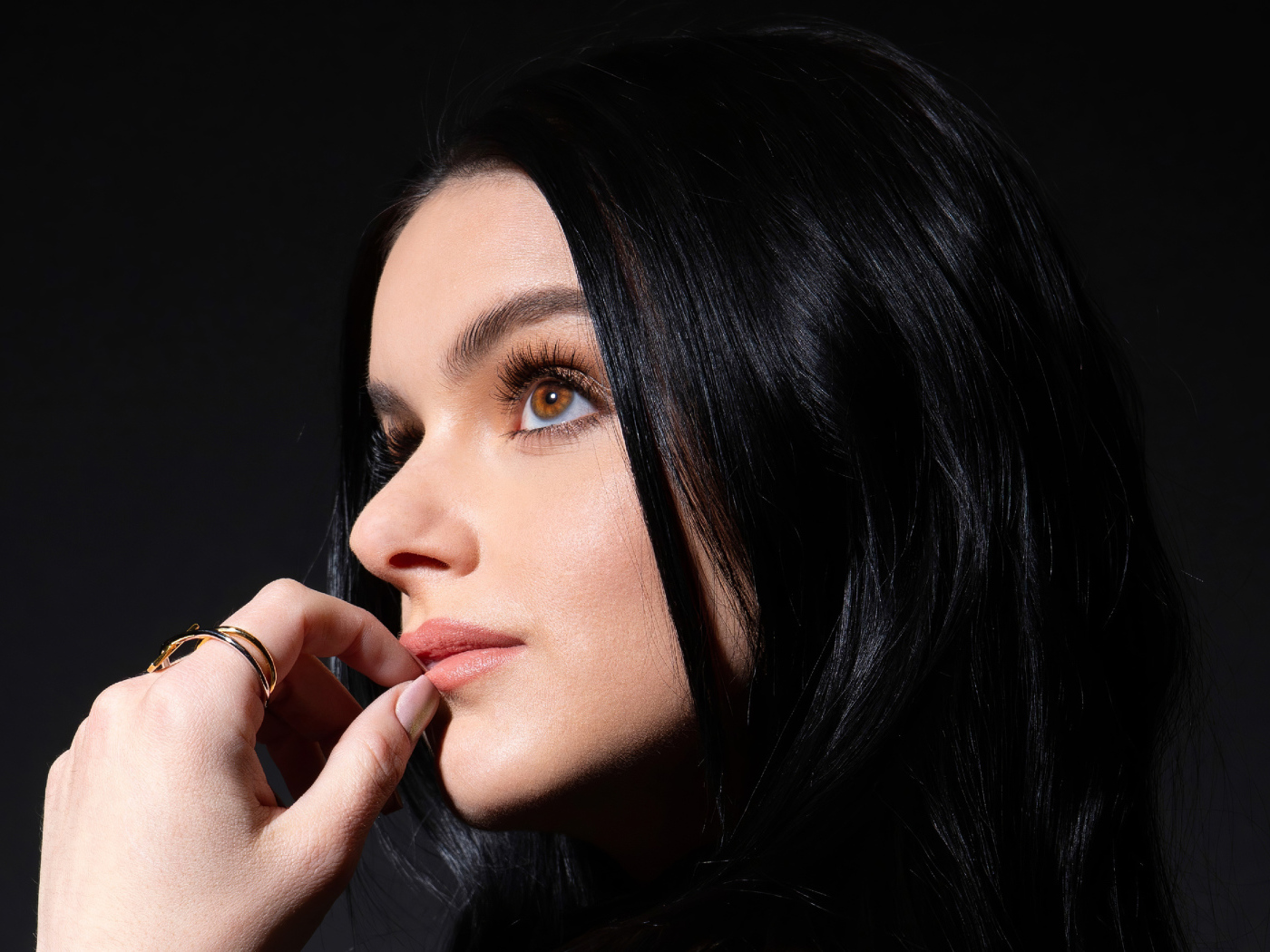 Американская актриса Ариэль Уинтер в черными волосами