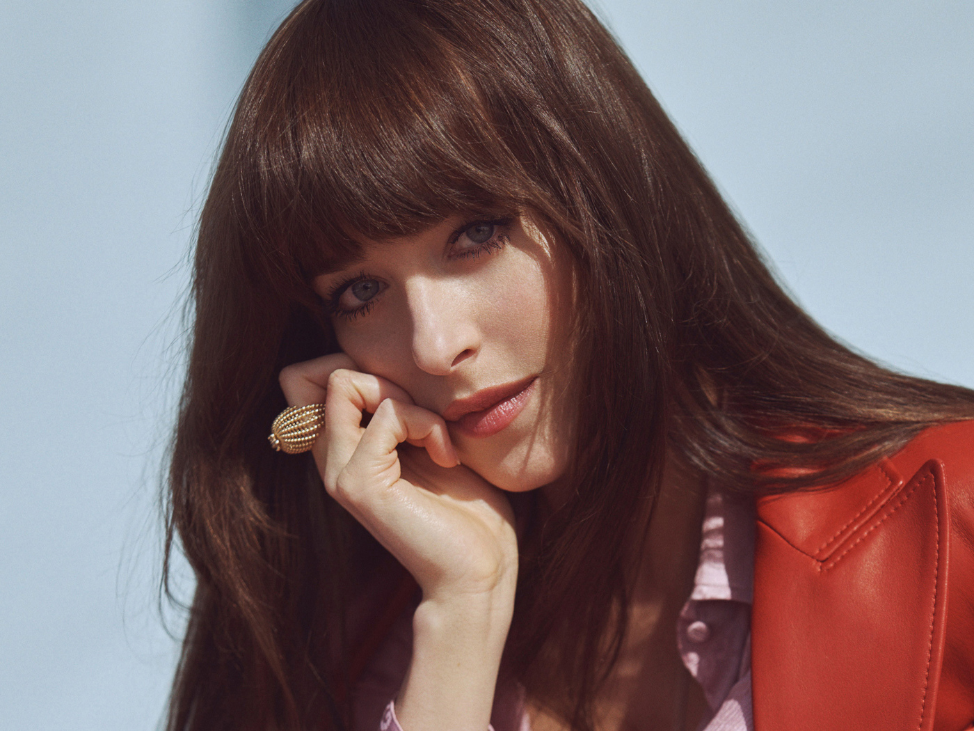 Американская актриса Дакота Джонсон в красной куртке