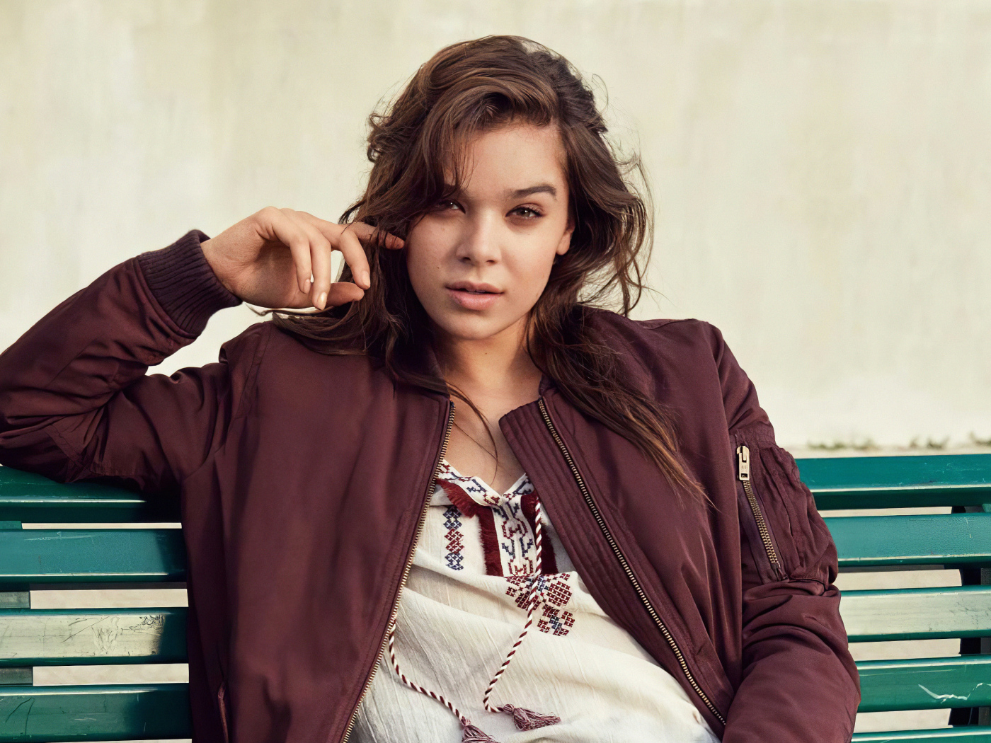 Американская актриса Хейли Стейнфилд сидит на лавке