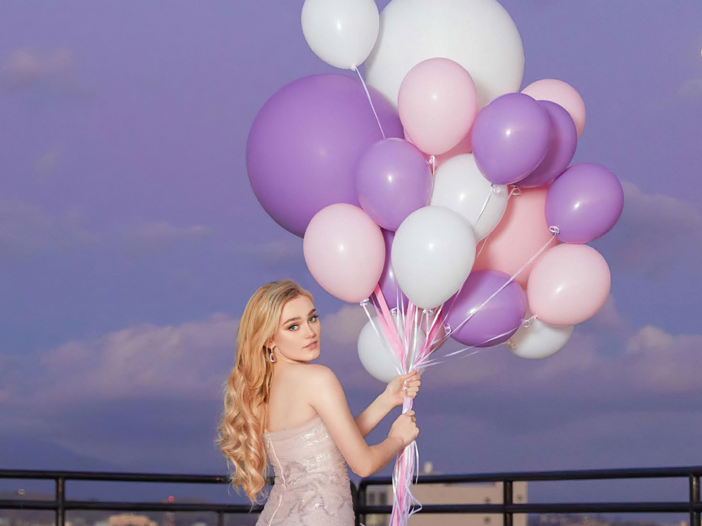 Американская актриса Мэг Доннелли с воздушными шариками